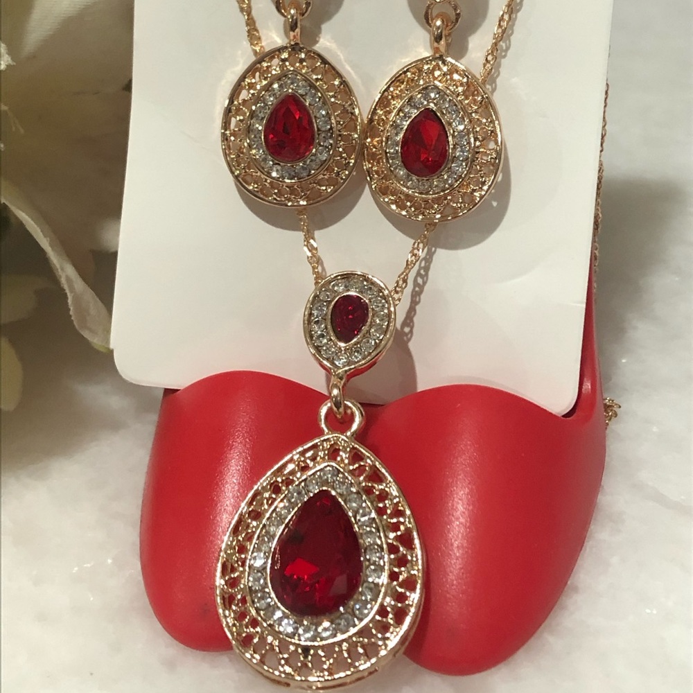 3 pc Red/Gold necklace set